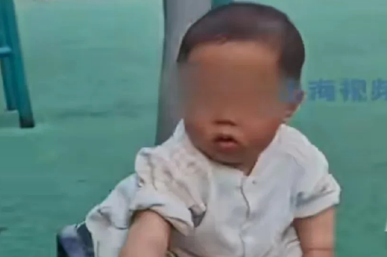 365体育唯一入口：育儿博主夸张训练7月龄婴儿将人放沙滩网上锻炼抓网能力还让坐器材上用力摇晃网友看完愤怒(图1)