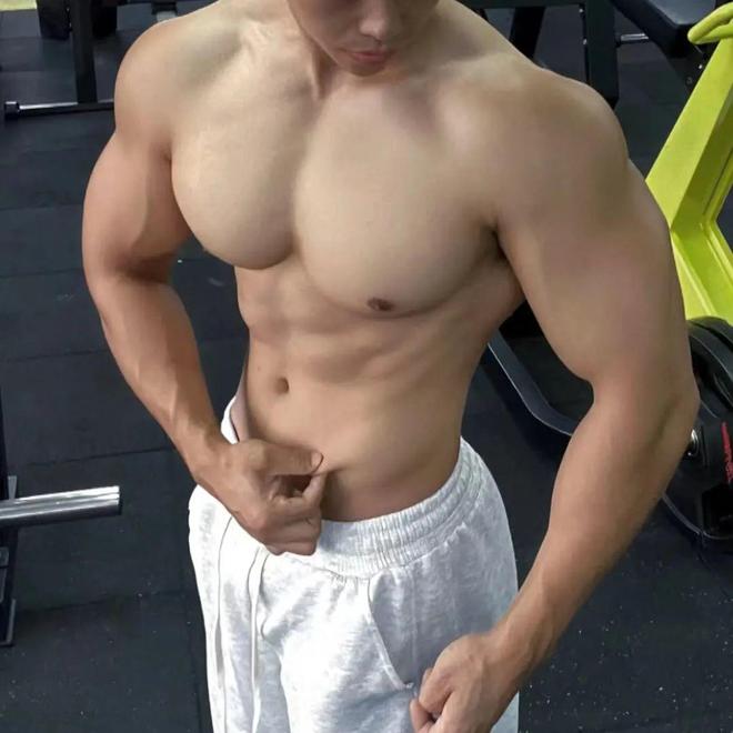 365体育唯一入口：5个手臂训练动作练粗肱三头肌打造“撑爆”T恤的麒麟臂！(图1)