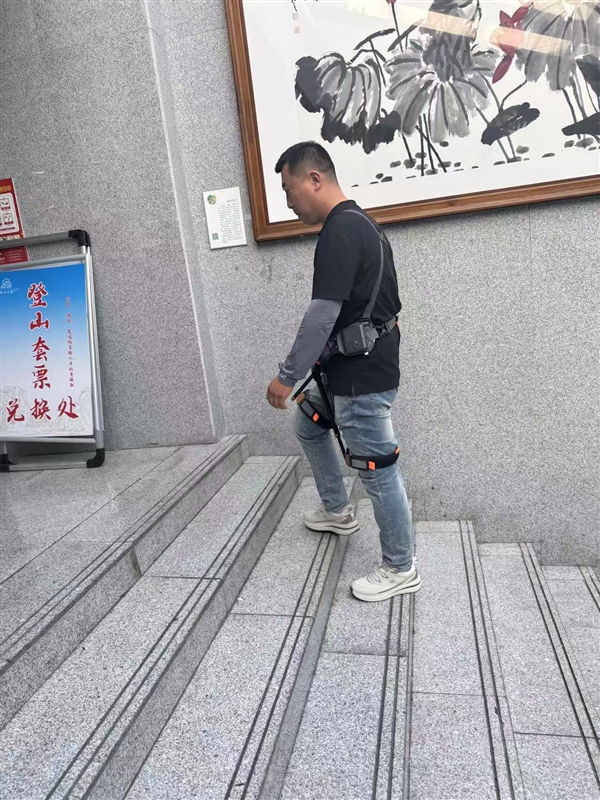 365体育（bet）：老人们的登山神器！实地探访泰山外骨骼机器人(图3)
