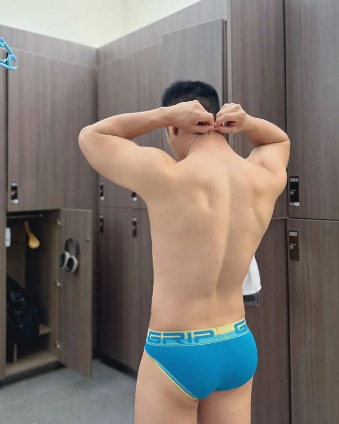 365体育唯一入口：5个背部训练动作打造迷人倒三角身材！