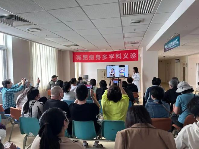 365体育唯一入口：中老年健身被低估：超6成老人找不到专业场地“体重管理年”的银发大健康机遇(图1)