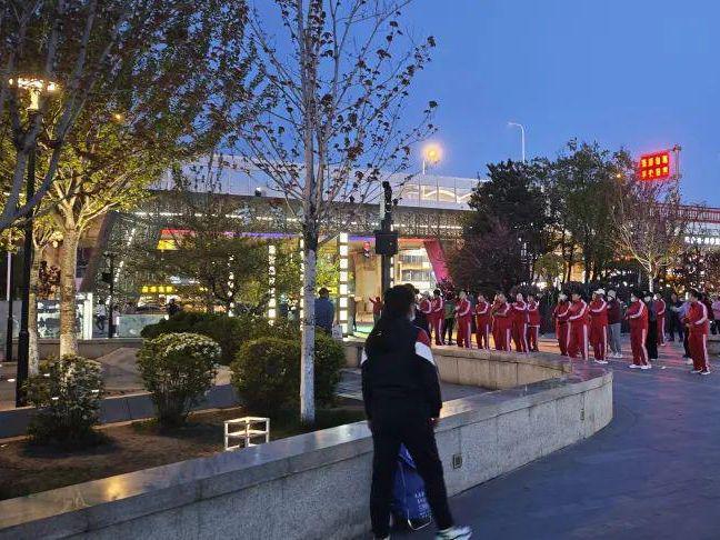 365体育唯一入口：城市健身运动：夜色下的文体魅力(图2)