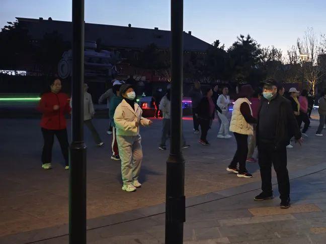 365体育唯一入口：城市健身运动：夜色下的文体魅力(图4)