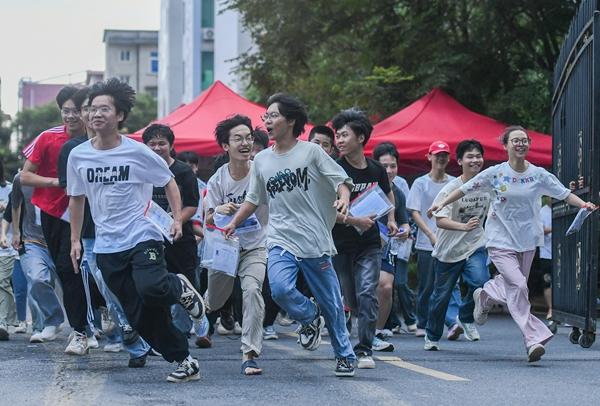365体育唯一入口：承诺打了对折高考后的亲子冲突如何解(图1)