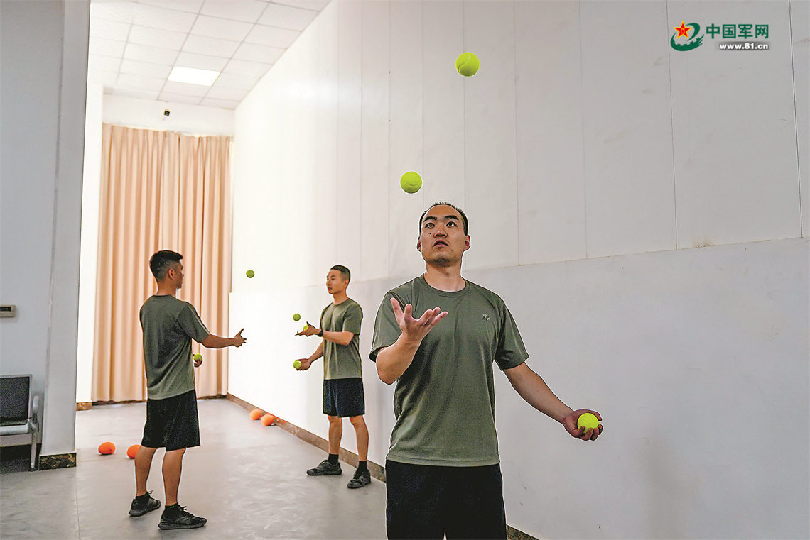 365体育（bet）：空军航空兵某部科学设计军体训练课目——飞行员战斗体能单列“手眼配合”(图1)