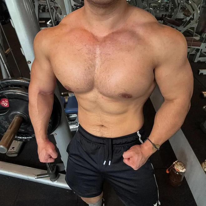 365体育唯一入口：5个胸部训练动作全面刺激胸肌助你打造完美的“盔甲胸”！(图1)