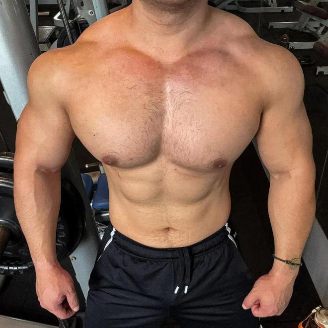 365体育唯一入口：5个胸部训练动作全面刺激胸肌助你打造完美的“盔甲胸”！(图2)