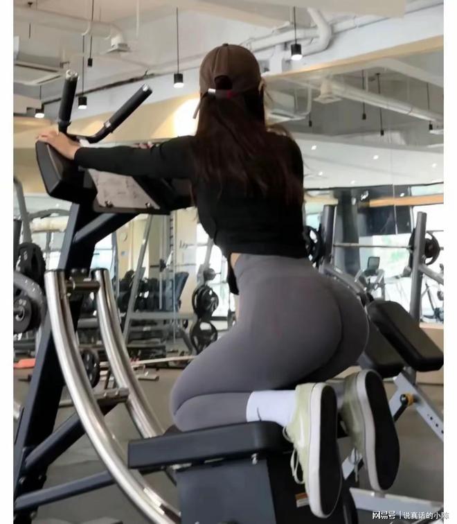 365体育（bet）：还是锻炼身体？健身房内搔首弄姿擦边拍照网友：变味了(图3)