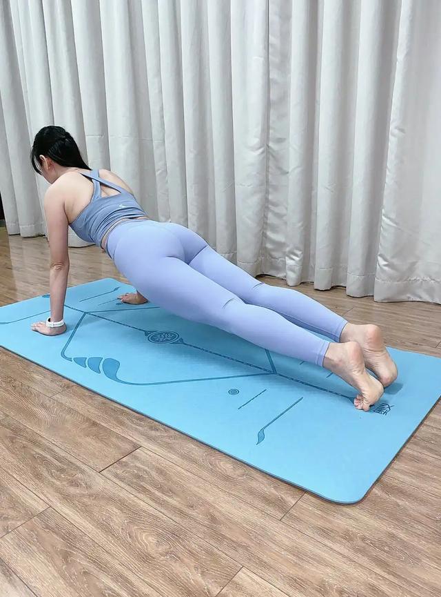 365体育（bet）：瑜伽垫上的静态力量：5式核心锻炼悄然抗衰老(图1)