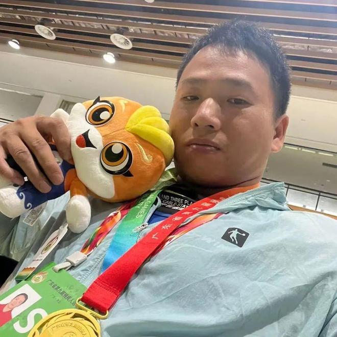 365体育唯一入口：梦想“去哈佛做演讲”的无腿补鞋匠暑期将到北京演讲有公司想为其安装仿生假肢(图2)