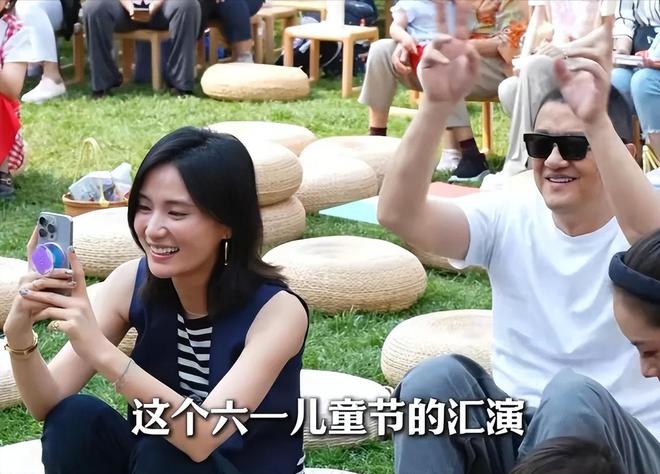 365体育（bet）：女儿过六一李亚鹏拄拐杖看演出这一刻老夫少妻彻底具象化了(图1)