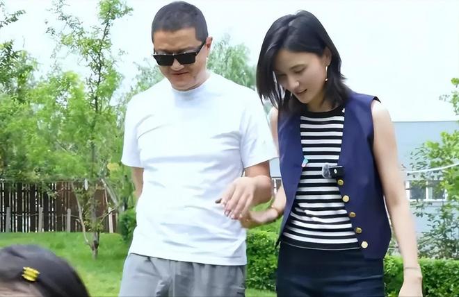 365体育（bet）：女儿过六一李亚鹏拄拐杖看演出这一刻老夫少妻彻底具象化了(图3)