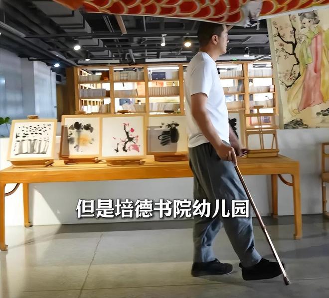 365体育（bet）：女儿过六一李亚鹏拄拐杖看演出这一刻老夫少妻彻底具象化了(图4)