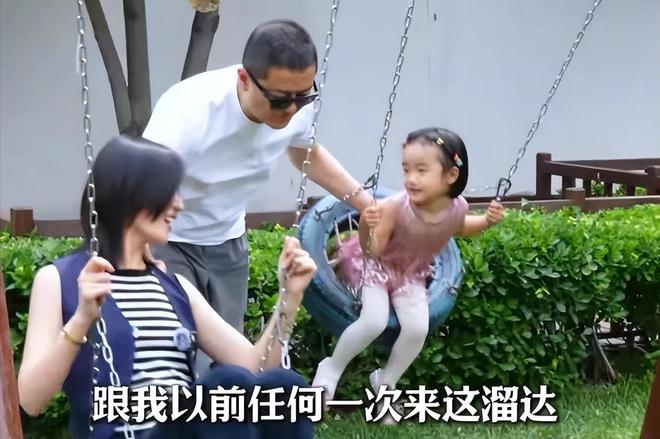 365体育（bet）：女儿过六一李亚鹏拄拐杖看演出这一刻老夫少妻彻底具象化了(图2)