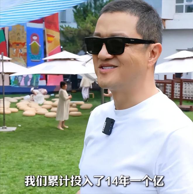 365体育（bet）：女儿过六一李亚鹏拄拐杖看演出这一刻老夫少妻彻底具象化了(图5)