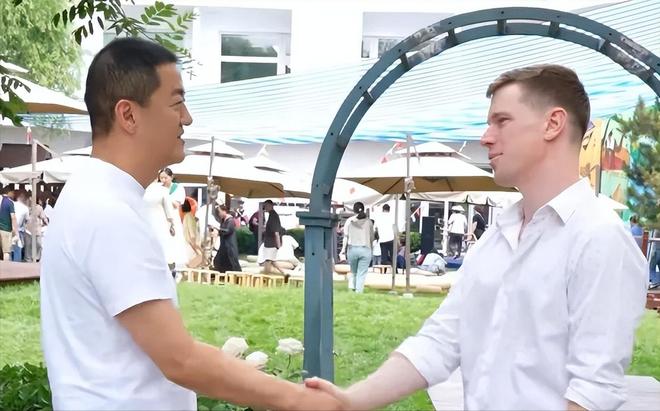 365体育（bet）：女儿过六一李亚鹏拄拐杖看演出这一刻老夫少妻彻底具象化了(图7)