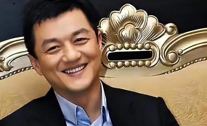 365体育（bet）：女儿过六一李亚鹏拄拐杖看演出这一刻老夫少妻彻底具象化了(图9)