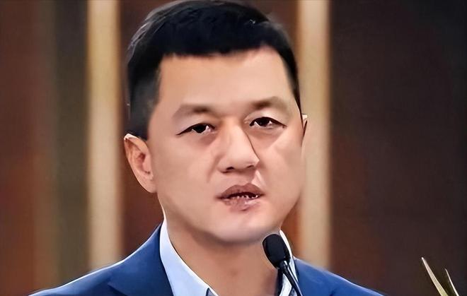 365体育（bet）：女儿过六一李亚鹏拄拐杖看演出这一刻老夫少妻彻底具象化了(图10)