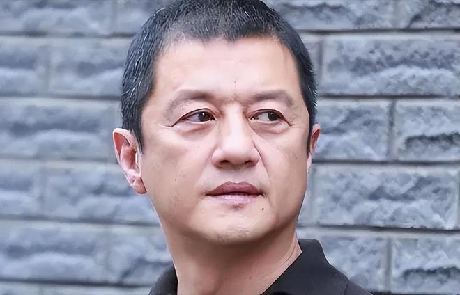 365体育（bet）：女儿过六一李亚鹏拄拐杖看演出这一刻老夫少妻彻底具象化了(图11)