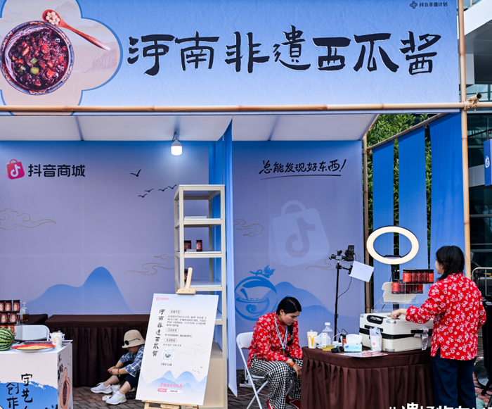 365体育（bet）：直播助力非遗新传承抖音电商携手传承人亮相非遗嘉年华(图2)